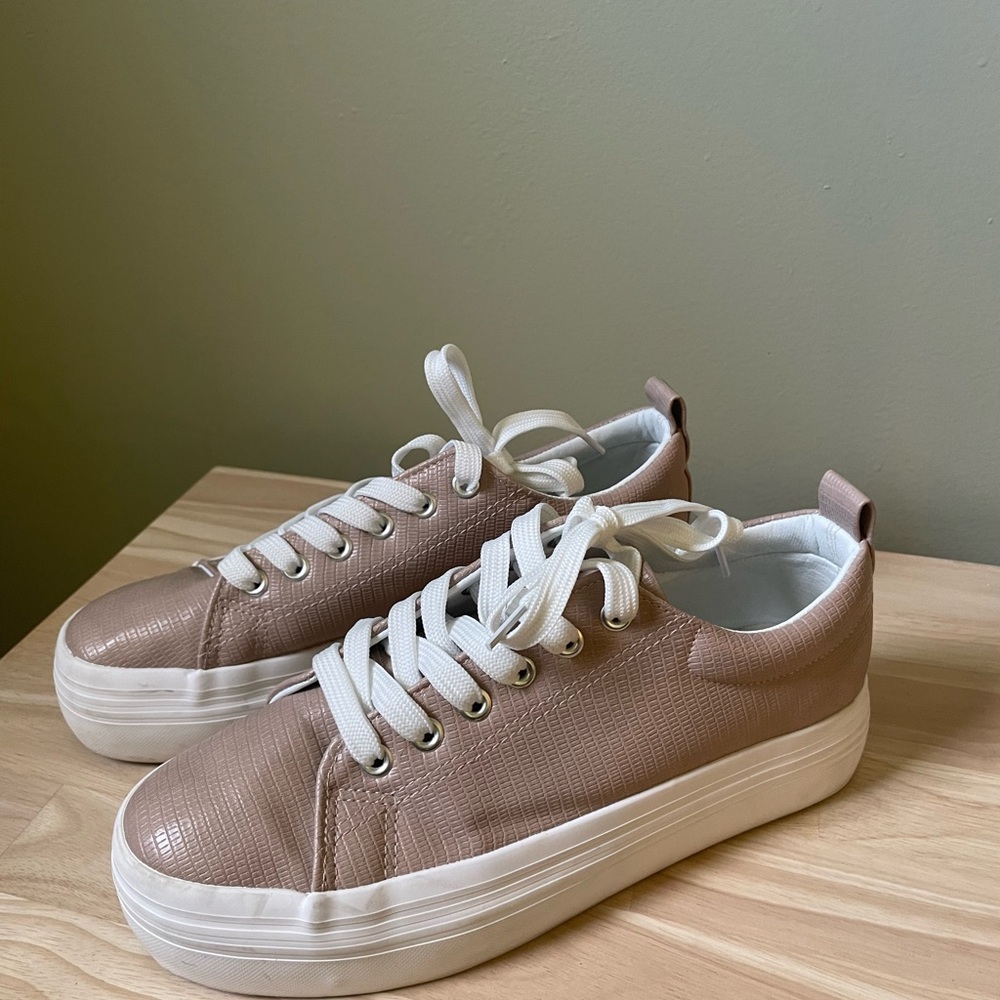 Casual tan platform shoes
